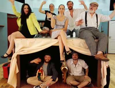 Albérlet az asztal alatt